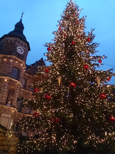 クリスマスツリーはドイツ発祥 飾りの意味は まりまりのたび