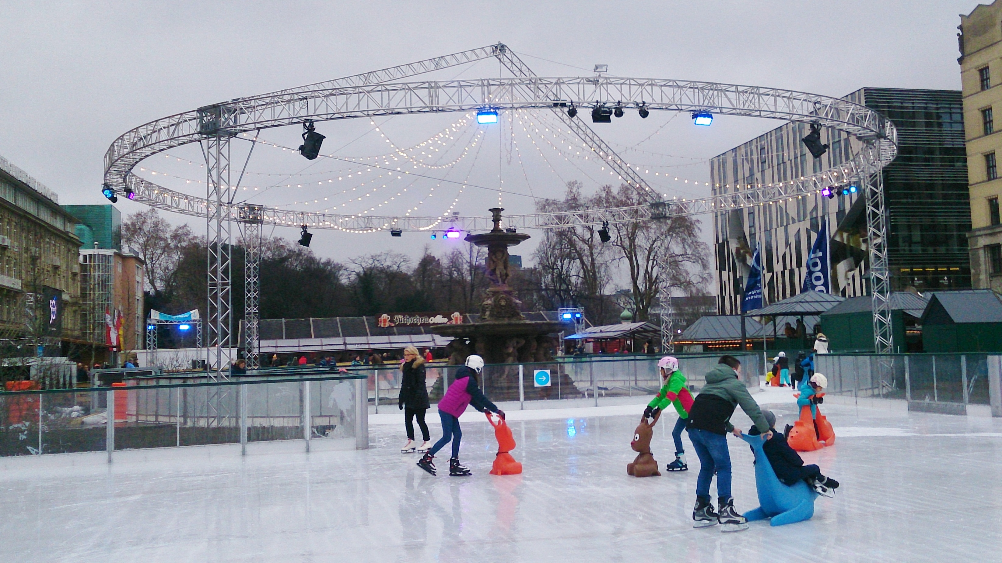 デュッセルドルフでアイススケート クリスマスマーケットに移動アイススケート場が出現 まりまりのたび